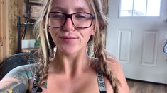 Big boobed Memphis Monroe masturbates in stocking